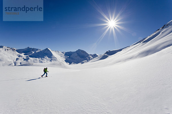 Skiourengeher in verschneiter Winterlandschaft