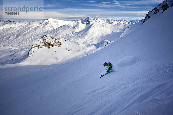 Skifahrer im Pulverschnee  Abfahrt vom Zahnjoch