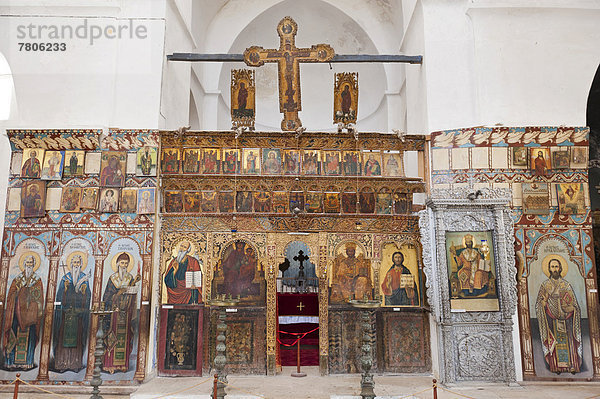 Griechisch-orthodoxe Kirche  St. Barnabas-Klosterkirche und Ikonenmuseum  viele Ikonen in der Ikonenwand  offene Pforte zum Altarraum