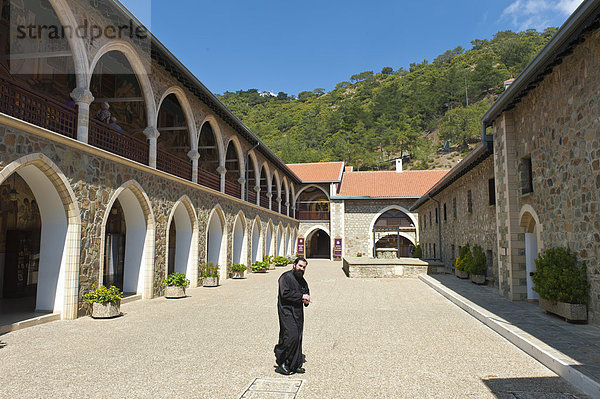 Griechisch-orthodoxe Kirche  Kirche von Zypern  schwarz gekleideter Mönch im Klosterhof