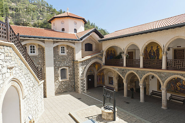 Griechisch-orthodoxe Kirche  Kirche von Zypern  Klosterhof mit Arkaden und Brunnen
