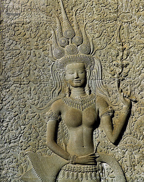 Lächelnde Apsara-Tänzerin  Relief aus Sandstein im Tempel Angkor Wat  UNESCO-Weltkulturerbe