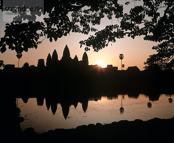 Haupttempel Angkor Wat spiegelt sich im Wasserbecken  Silhouette bei Sonnenaufgang  UNESCO-Weltkulturerbe