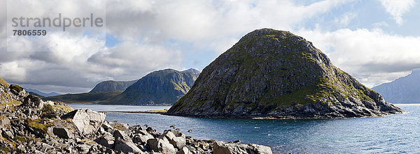 Kegelförmige Felsen  Insel im Nordmeer