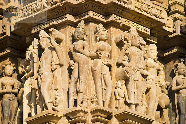 Skulpturen von Menschen und Göttern außen am Kandariya-Mahadeva-Tempel  UNESCO-Weltkulturerbe