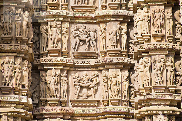 Relief mit Skulpturen von Menschen  Darstellungen erotischer Szenen außen am Kandariya-Mahadeva-Tempel  UNESCO-Weltkulturerbe