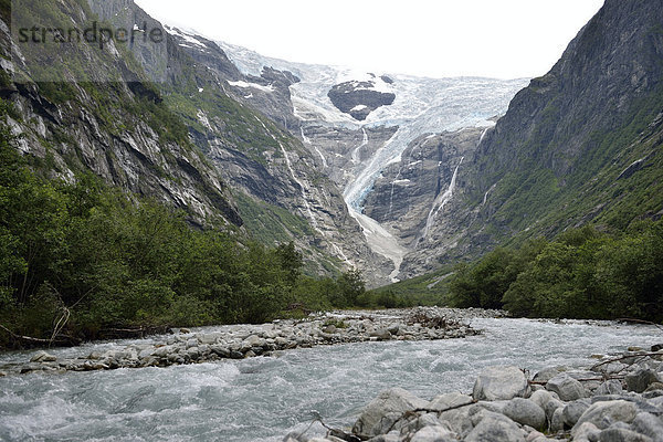 Gletscher Kjenndalsbreen mit Gebirgsfluss