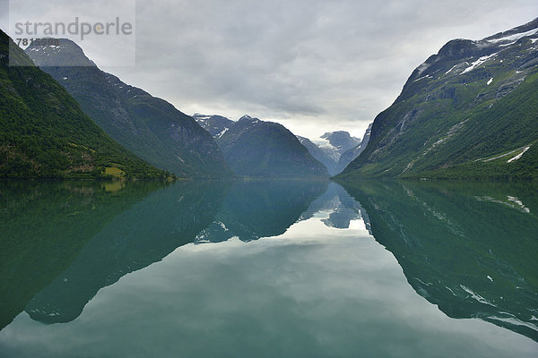 Sicht über den Loen-See in Richtung des Gletschers Kjenndalsbreen