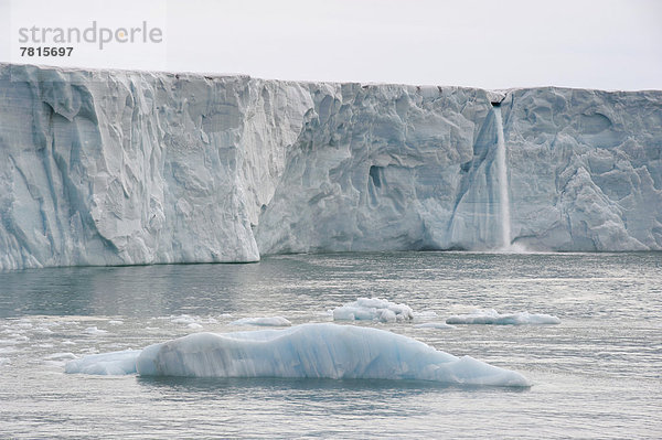 Schmelzwasserfall an der Gletscherfront des Bråsvellbreen  längste Gletscherfront der Nordhalbkugel
