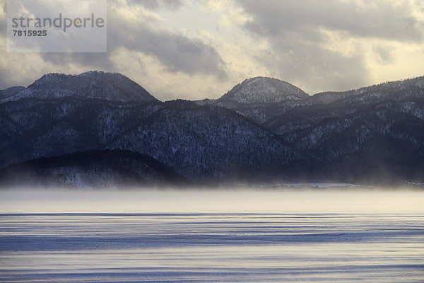 Nebelschwaden über dem zugefrorenen See Kussharo Lake