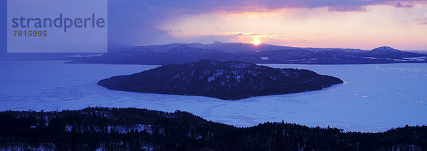 Kussharo-See bei Sonnenaufgang  vom Pass aus gesehen