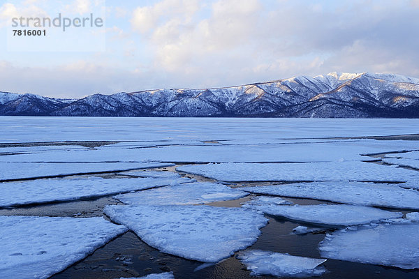Zugefrorener See Kussharo Lake mit Eisschollen im Vordergrund