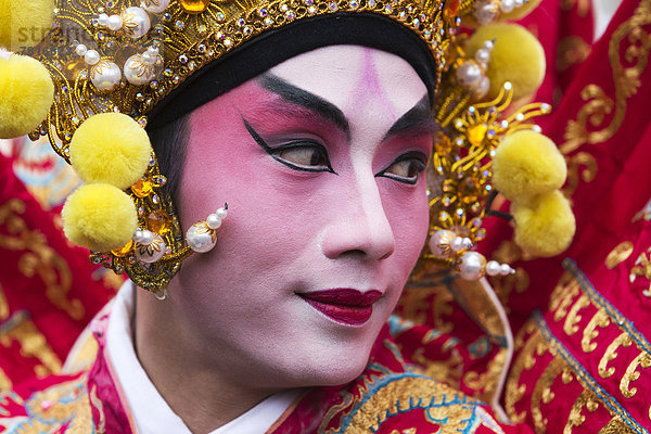 Chinesischer Darsteller im traditionellen Kostüm bei den Feierlichkeiten zum chinesischen Neujahrsfest