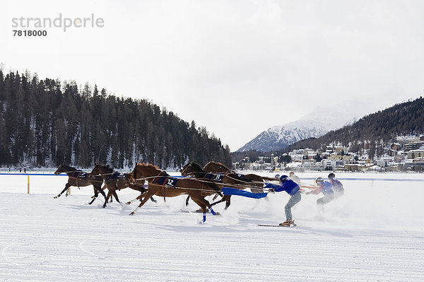 Pferderennen auf einem zugefrorenen See  Skijöring