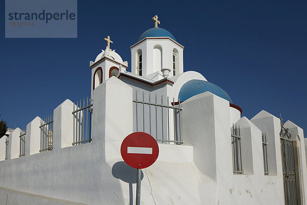 Kirche in Fira mit einem Einfahrt-verboten-Schild
