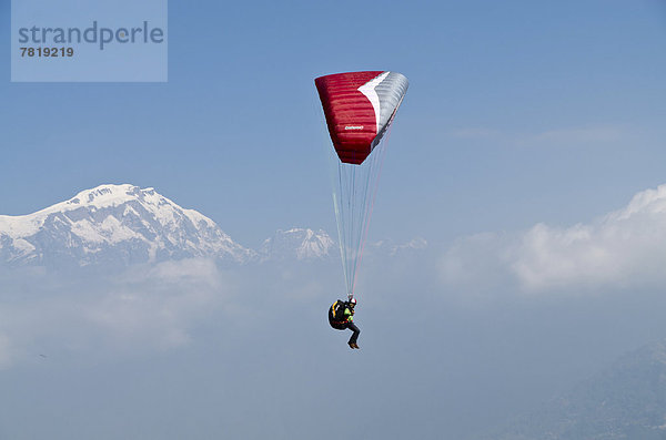 Gleitschirm in der Luft  Annapurna-Gebirge hinten