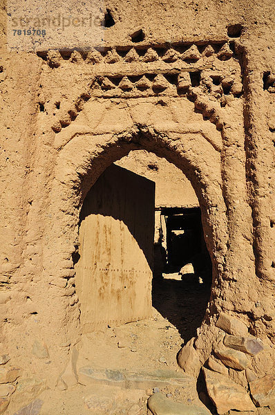 Lehmstukkatur eines verfallenden Eingangstores in der Kasbah Tamnougalt bei Agdz