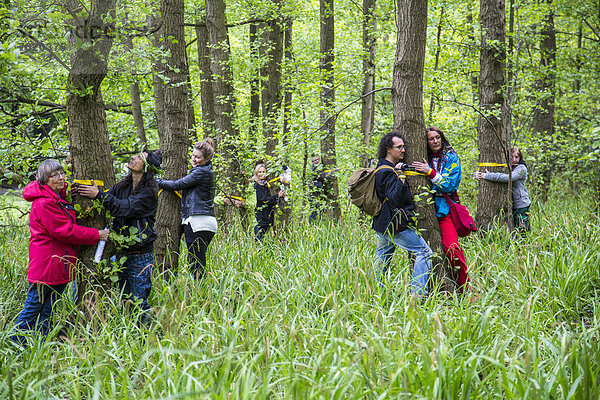 Weltrekord im Bäume umarmen  Aktion des WWF  848 Menschen umarmten gleichzeitig Bäume  im Grugapark