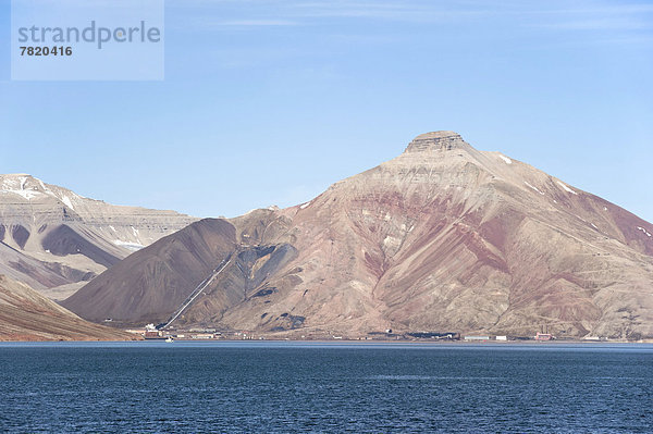 Die verlassene russische Bergarbeiterstadt Pyramiden unter dem gleichnamigen Berg