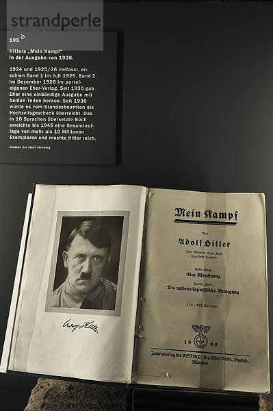 'Das Buch ''Mein Kampf''  Ausgabe 1936  von Adolf Hitler  Teil der Dauerausstellung Faszination der Gewalt  Dokumentationszentrum Reichsparteitagsgelände'