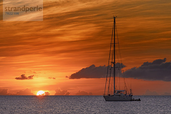 Segelboot bei Sonnenuntergang