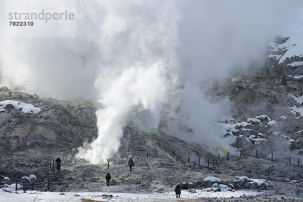 Touristen an den Fumarolen  geothermisch aktives Gebiet