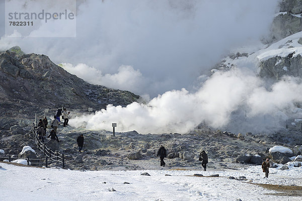 Touristen an den Fumarolen  geothermisch aktives Gebiet