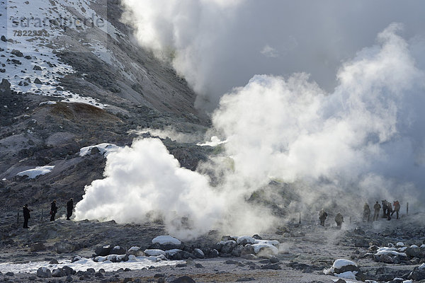 Touristen an den Fumarolen  geothermisch aktives Gebiet