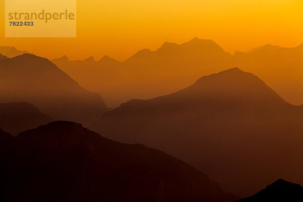 Aussicht vom Faulhorn  2681m  in das Bergpanorama der Berner Alpen bei Sonnenuntergang