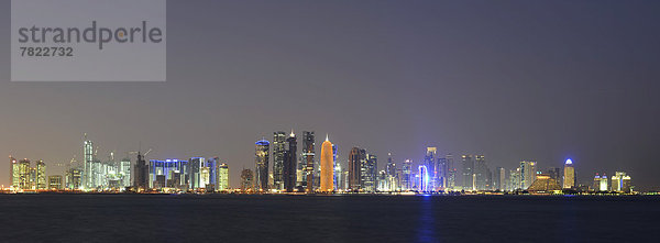 Nachtaufnahme Skyline von Doha