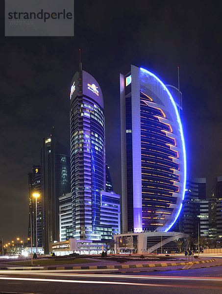 Nachtaufnahme Skyline von Doha mit Kahra Maa Tower  Doha Bank Tower