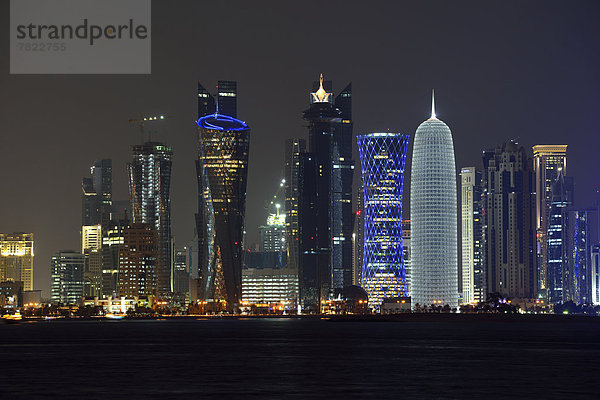 Nachtaufnahme Skyline von Doha mit Al Bidda Tower  Palm Tower 1 and 2  World Trade Center  Tornado Tower  Burj Qatar Tower mit silberner Illumination