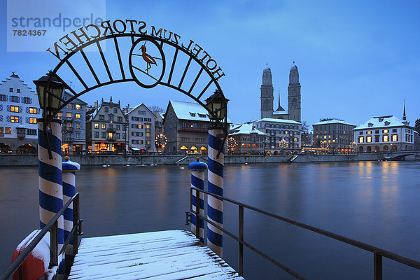 Sehenswürdigkeit  beleuchtet  Winter  Stadt  Großstadt  Hotel  Turm  Kirche  Beleuchtung  Licht  Weihnachten  Altstadt  Holzsteg  Advent  Abenddämmerung  alt  Schnee  schweizerisch  Schweiz  Tourismus  Dämmerung  Zürich