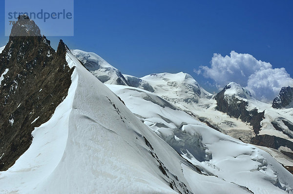 zwischen inmitten mitten Alpen Monte Rosa links rechts Zermatt