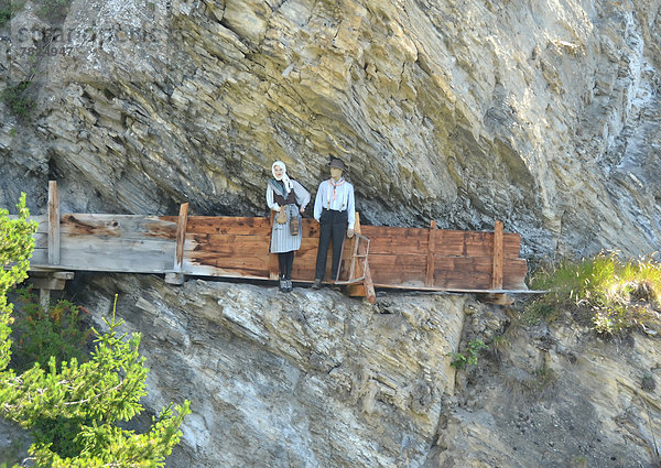 Berg  Aktivitäten  Gefahr  Gebäude  Kleidung  Dorf  Alpen  angreifen  2  Aquädukt  bringen  Zeit  Jahrhundert  Dürre  schweizerisch