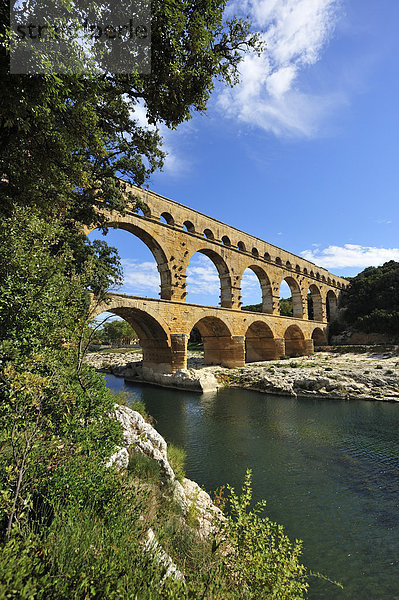 Hochformat  Außenaufnahme  Frankreich  Europa  Gebäude  Architektur  Geschichte  Brücke  Fluss  Antiquität  Provence - Alpes-Cote d Azur  UNESCO-Welterbe  Aquädukt  Gard  Languedoc-Roussillon  Pont du Gard  römisch