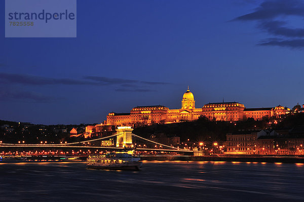 Budapest  Hauptstadt  Außenaufnahme  Europa  Nacht  Europäische Union  EU  Großstadt  Architektur  Brücke  Querformat  Fluss  Palast  Schloß  Schlösser  Donau  Kettenbrücke  Ungarn  UNESCO-Welterbe  Mitteleuropa