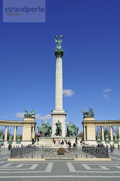 Budapest  Hauptstadt  Hochformat  Außenaufnahme  Europa  Blume  Europäische Union  EU  Großstadt  Architektur  Monument  Statue  Säule  Schädling  Ungarn  UNESCO-Welterbe  Ehrenmal  Mitteleuropa  Heroes Square