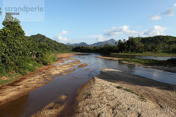 Flussufer  Ufer  Nationalpark  Wasser  Palme  Sandbank  Botanik  Landschaft  Hügel  Natur  Fluss  Sand  Afrika  Madagaskar  Regenwald  Leitungswasser