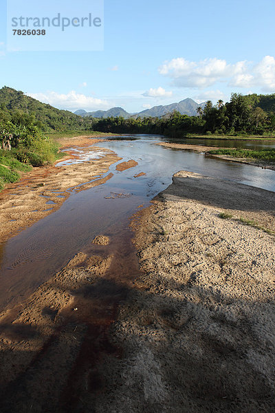 Flussufer  Ufer  Nationalpark  Wasser  Palme  Sandbank  Botanik  Landschaft  Hügel  Natur  Fluss  Sand  Afrika  Madagaskar  Regenwald  Leitungswasser