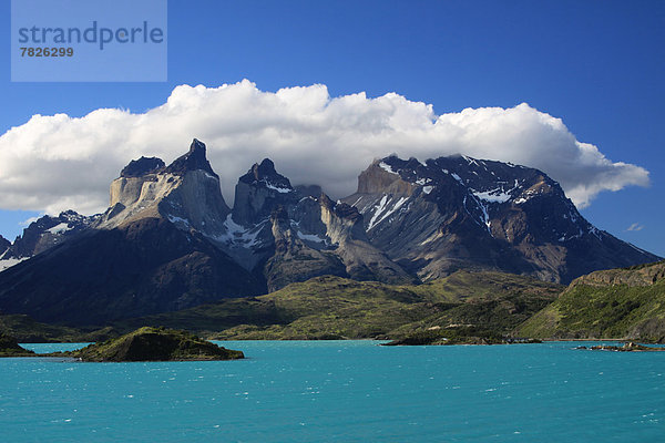 Gebirge  Berg  Landschaft  See  Natur  Lake Pehoe  Torres del Paine Nationalpark  Chile  Cuernos del Paine  Gebirgszug  Patagonien  Südamerika