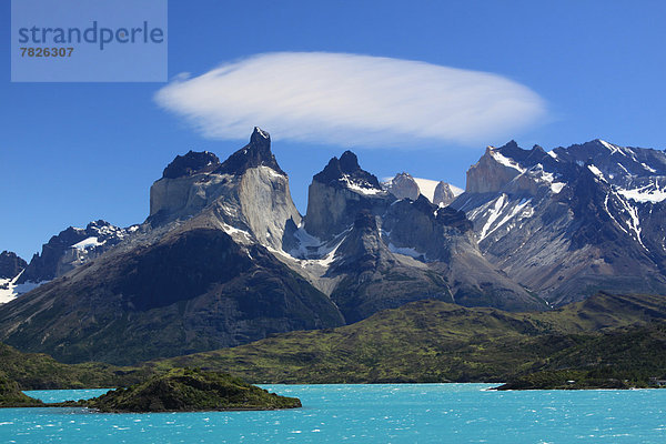 Gebirge  Berg  Landschaft  See  Natur  Lake Pehoe  Torres del Paine Nationalpark  Chile  Cuernos del Paine  Gebirgszug  Patagonien  Südamerika