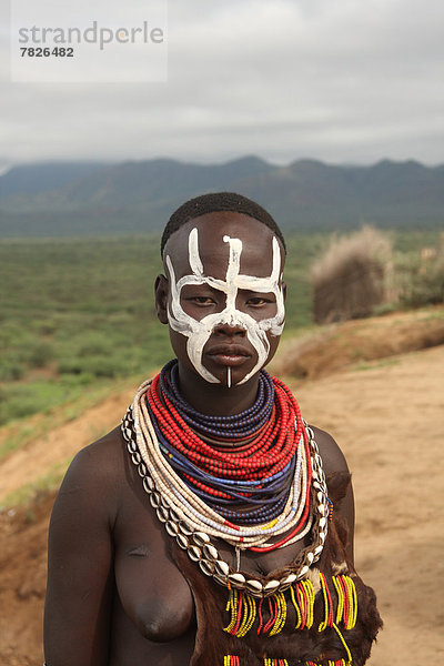 Portrait  Frau  Tradition  Halskette  Kette  jung  Ethnisches Erscheinungsbild  Gesichtsbemalung  Afrika  Äthiopien  Collier  durchbohren  Volksstamm  Stamm