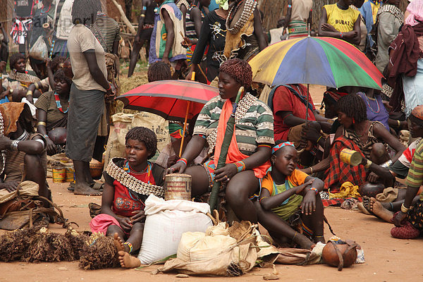 Frau  Mensch  Menschen  Tradition  Regenschirm  Schirm  Ethnisches Erscheinungsbild  Afrika  Äthiopien  Markt  Sonne  Volksstamm  Stamm
