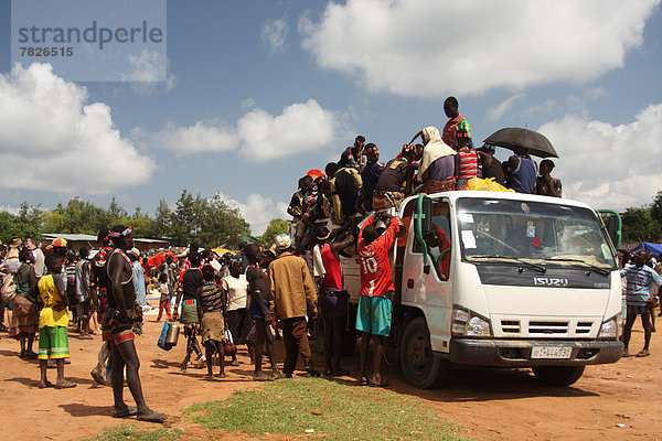 Mensch  Menschen  Tradition  Lastkraftwagen  Ethnisches Erscheinungsbild  Afrika  Äthiopien  Markt  Volksstamm  Stamm