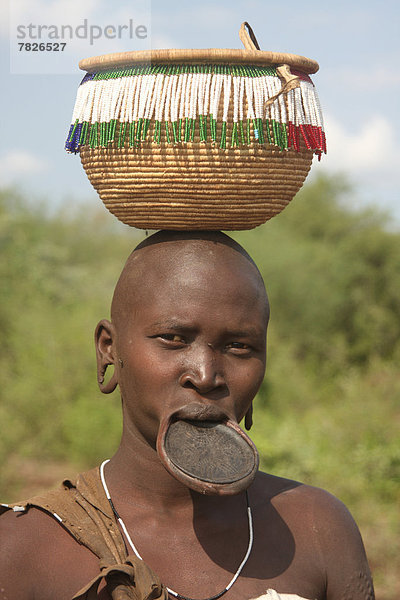 Nationalpark  Portrait  Frau  Tradition  Korb  Halskette  Kette  jung  Ethnisches Erscheinungsbild  Afrika  Körperbemalung  Äthiopien  Collier  Volksstamm  Stamm