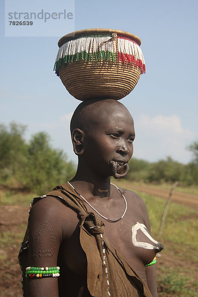 Nationalpark  Portrait  Frau  Tradition  Korb  Halskette  Kette  jung  Ethnisches Erscheinungsbild  Afrika  Körperbemalung  Äthiopien  Collier  Volksstamm  Stamm