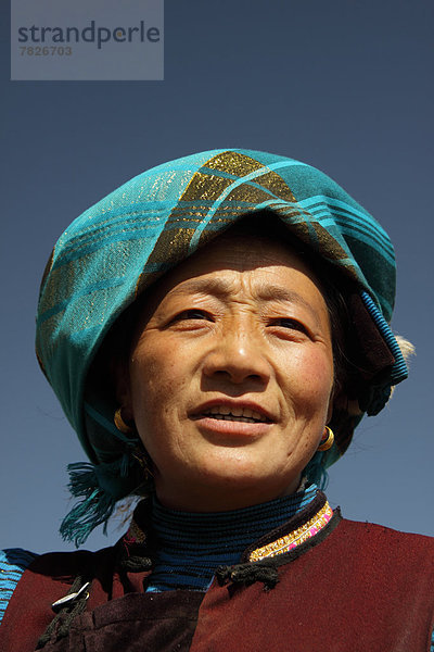 Frau  Tradition  lächeln  Kopfschmuck  Kostüm - Faschingskostüm  China  Ethnisches Erscheinungsbild  Tibet  Asien  Buddhismus  Yunnan