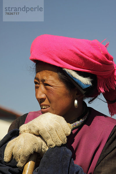 Frau  arbeiten  Tradition  lächeln  Kopfschmuck  Kostüm - Faschingskostüm  China  Ethnisches Erscheinungsbild  Tibet  Asien  Buddhismus  Yunnan