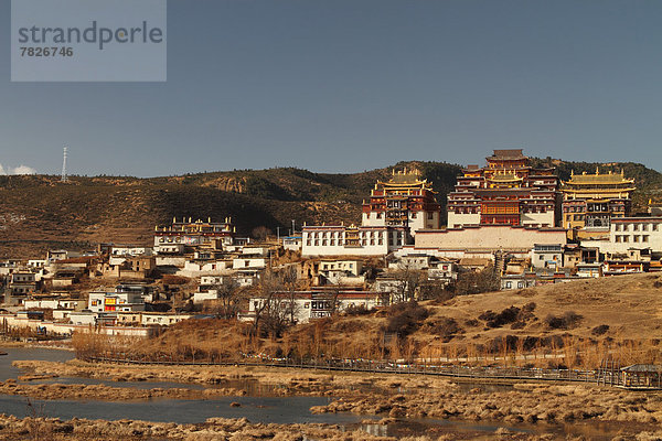 Landschaft  Gebäude  See  Architektur  Religion  China  Tibet  Ufer  Asien  Buddhismus  Seeufer  Yunnan